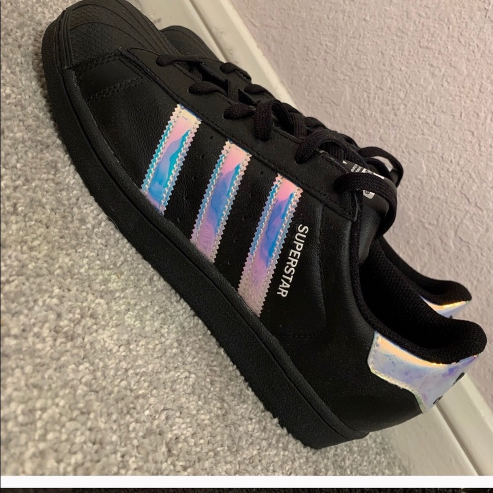 ISO !!! Adidas superstar iridescent CQ0746